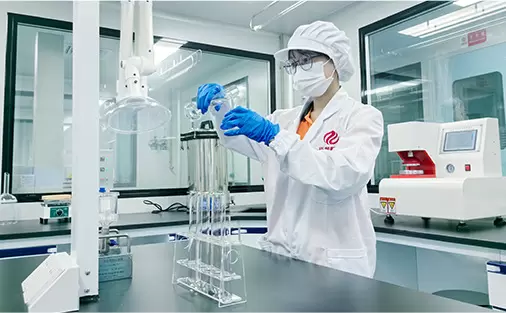 تکنسین آزمایشگاه در حال انجام تست مواد